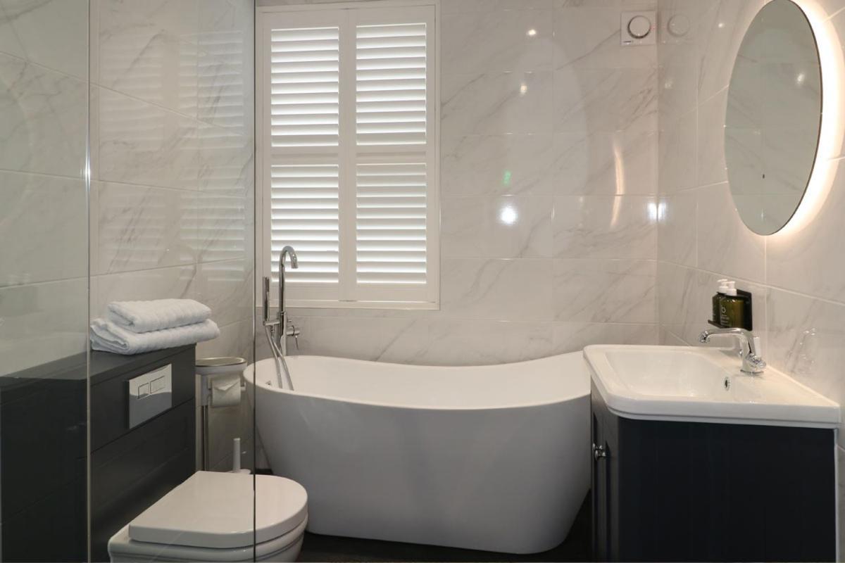Ashbourne Luxury Suites ภายนอก รูปภาพ